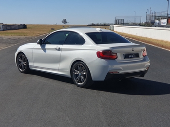 2016 BMW M235i main image